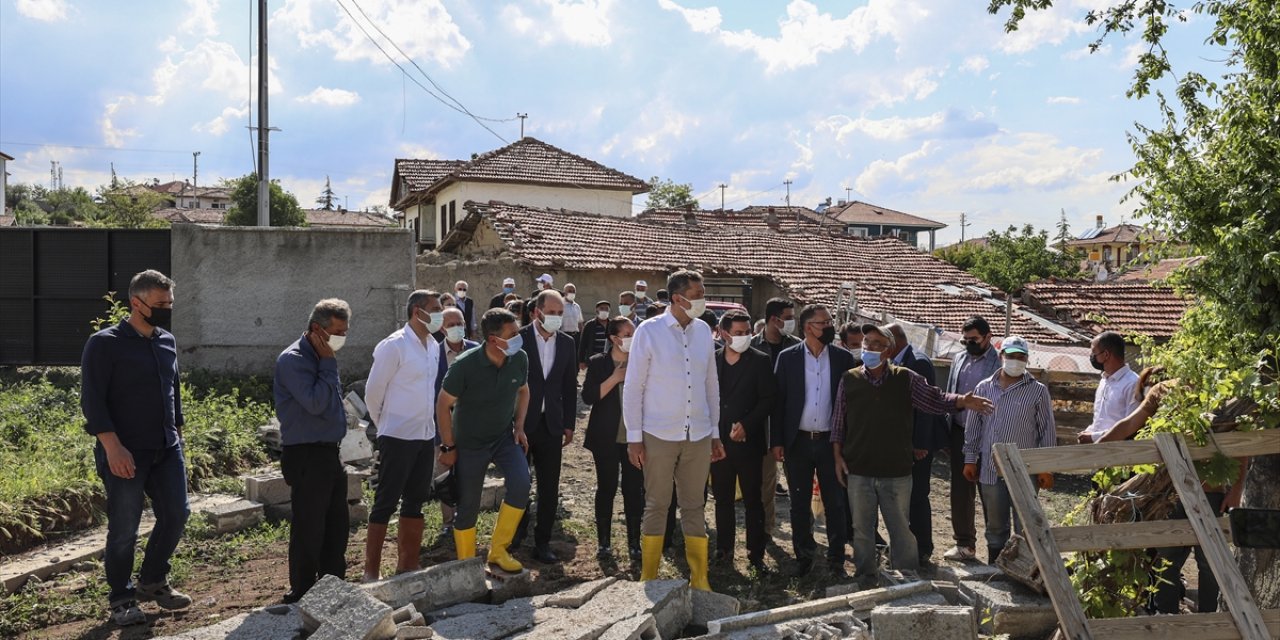 Milli Eğitim Bakanı Selçuk, Yağıştan Etkilenen Memleketi Gölbaşı'nda İncelemelerde Bulundu