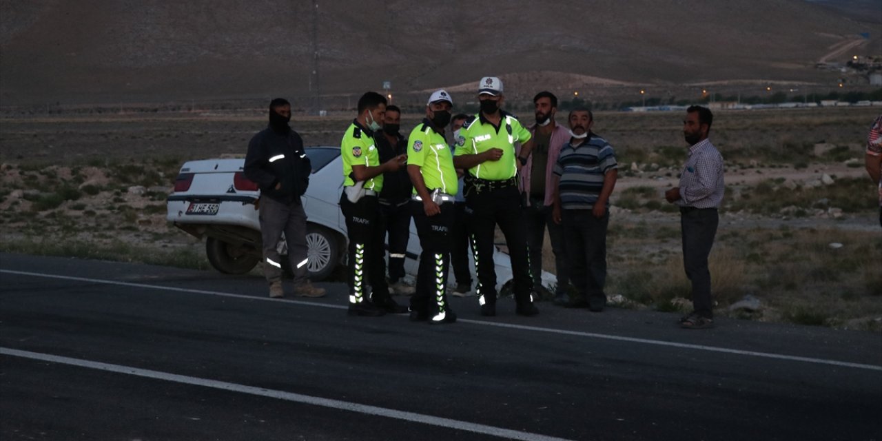 Niğde'de İki Otomobil Çarpıştı: 4 Yaralı