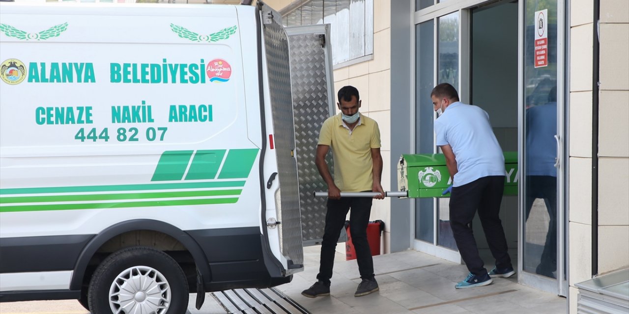 Antalya'da Eşi Tarafından Silahla Kazara Vurulduğu İddia Edilen Kadının Cenazesi Morgdan Alındı