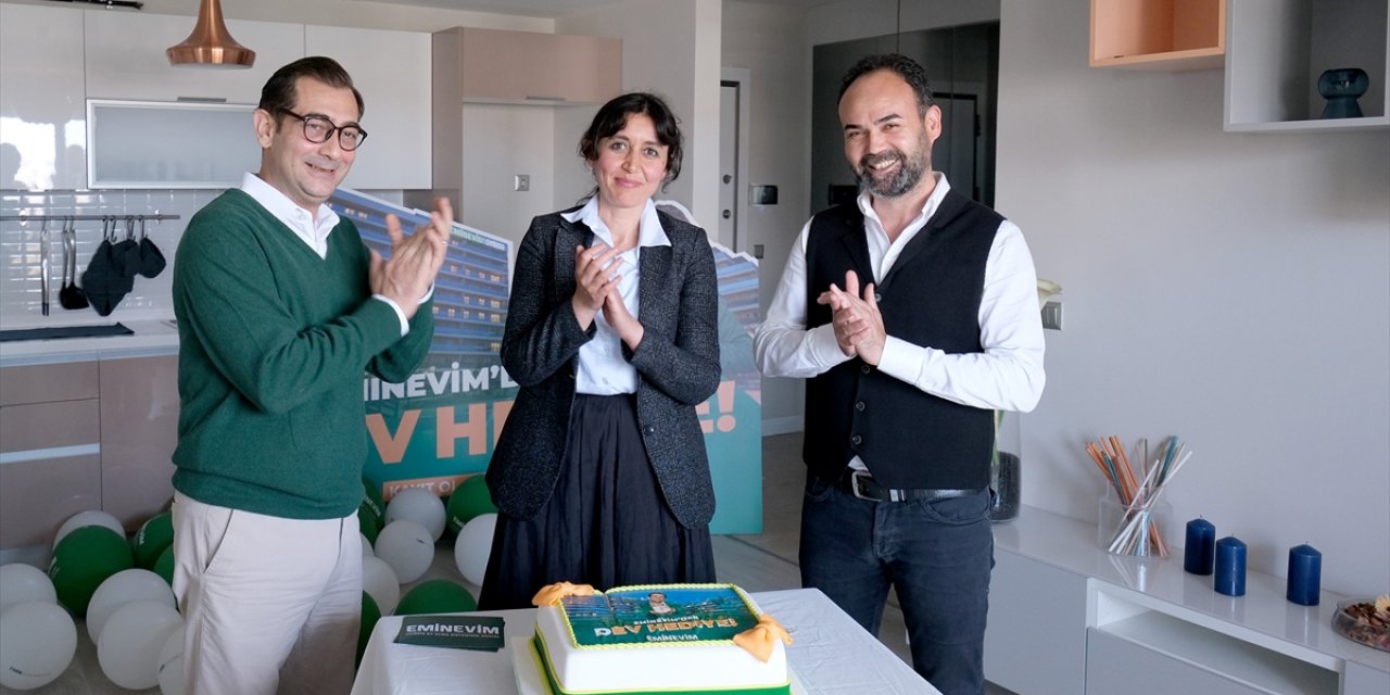 Eminevim'in Kampanyasında Ev Kazanan Talihliye Anahtarı Teslim Edildi