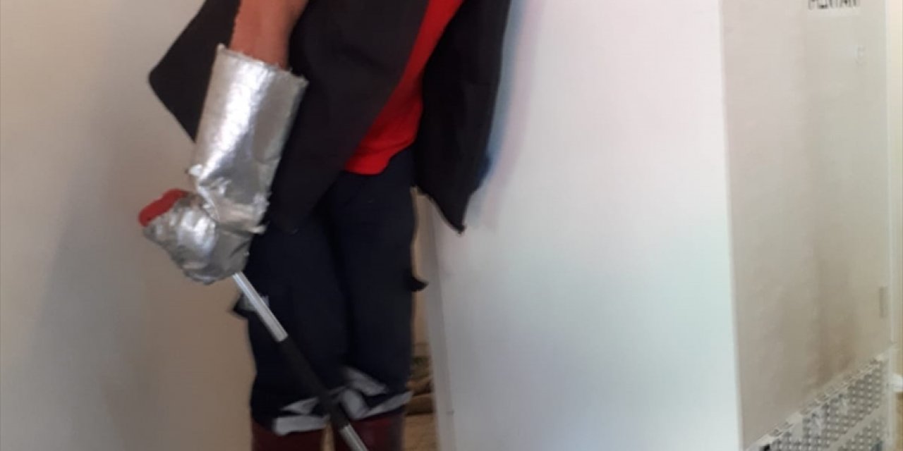 Mersin'de Evin Mutfağına Giren Yılanı İtfaiye Ekipleri Çıkardı