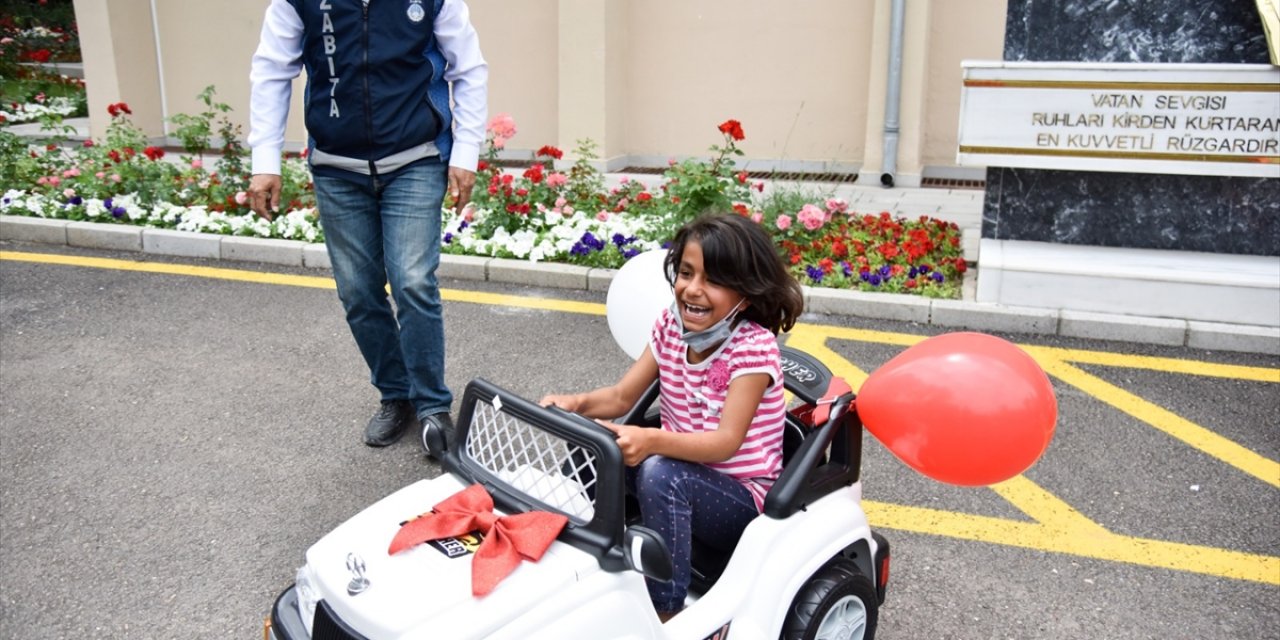 Ankara Büyükşehir Belediyesinden, Atık Kağıt Toplayan İki Kız Çocuğuna Hediye Akülü Araba