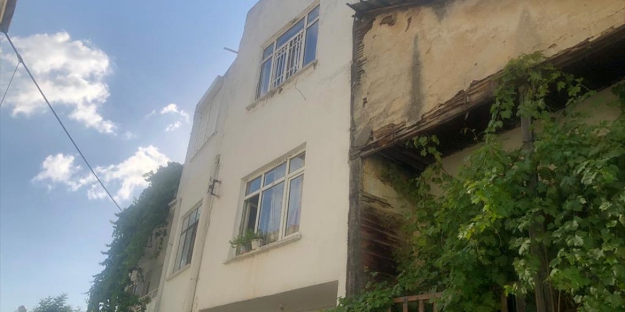 Mersin'de 2 Çocuğunu Bıçakla Yaraladığı Öne Sürülen Kadın İntihar Etti