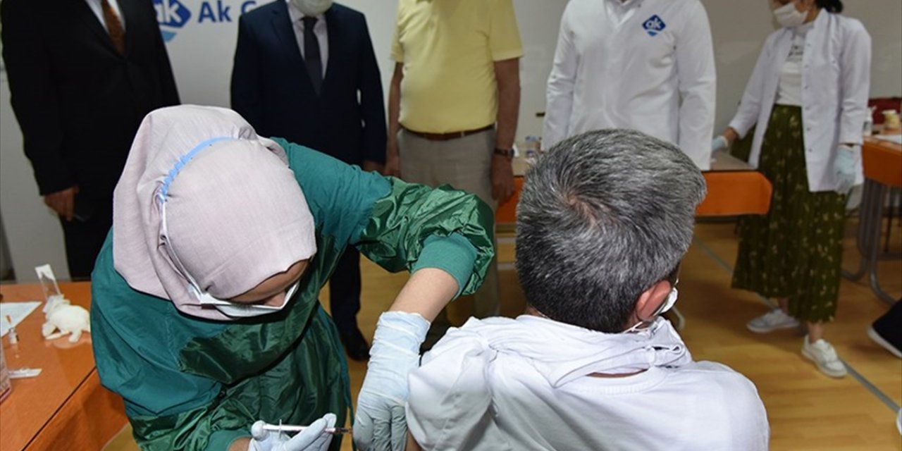 Karaman'da Mobil Ekipler, Fabrika Çalışanlarını Kovid-19'a Karşı Aşılıyor