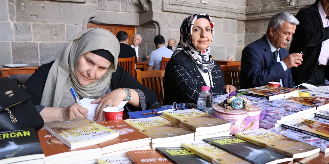 Şair Ve Yazarlar Tarihi Hunat Medresesi'ndeki İmza Gününde Bir Araya Geldi