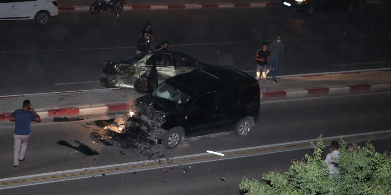 Karaman'da Hafif Ticari Araç İle Otomobil Çarpıştı: 2 Yaralı