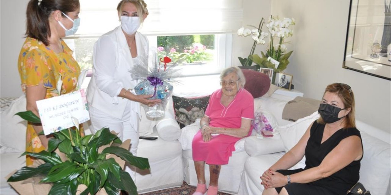 Mersin'de 108 Yaşına Giren Sümerolog Muazzez İlmiye Çığ'a Doğum Günü Sürprizi