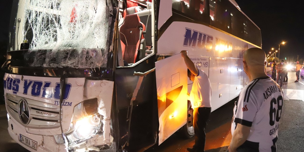 Aksaray'da Otobüs İle Minibüs Çarpıştı: 12 Yaralı