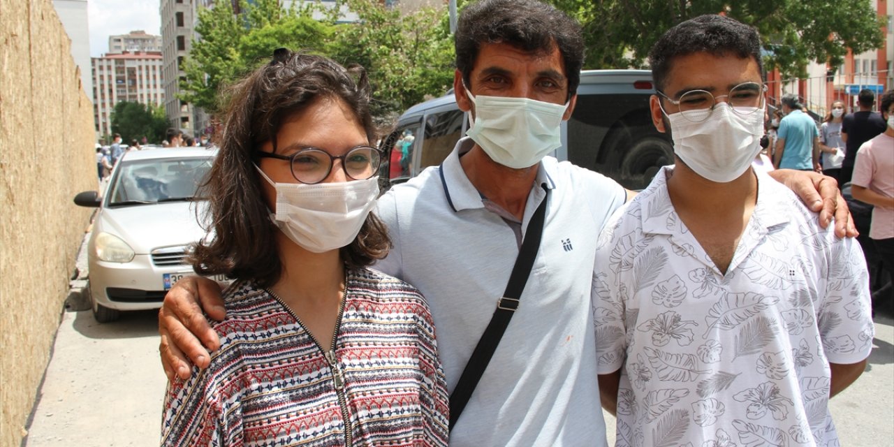 Kayseri'de Bir Öğrenci, Kardeşinin Sayesinde Yetiştiği Yks'den Mutlu Ayrıldı