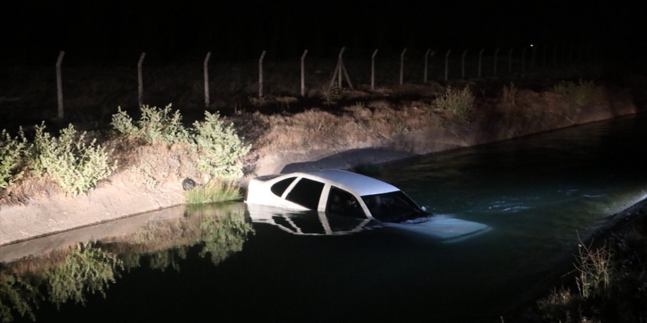 Karaman'da Su Kanalına Düşen Araçtaki 2 Kişi Kendi İmkanlarıyla Kurtuldu