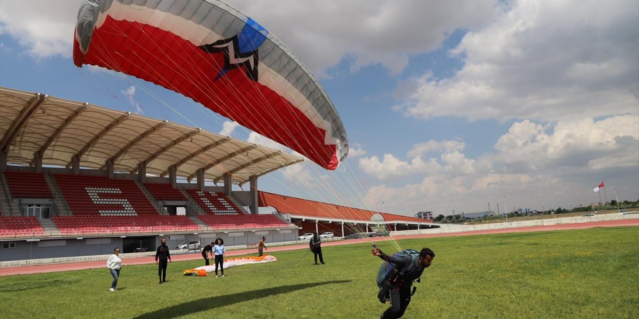 Aksaray Üniversitesin'den Öğrencilere Paraşüt Eğitimi