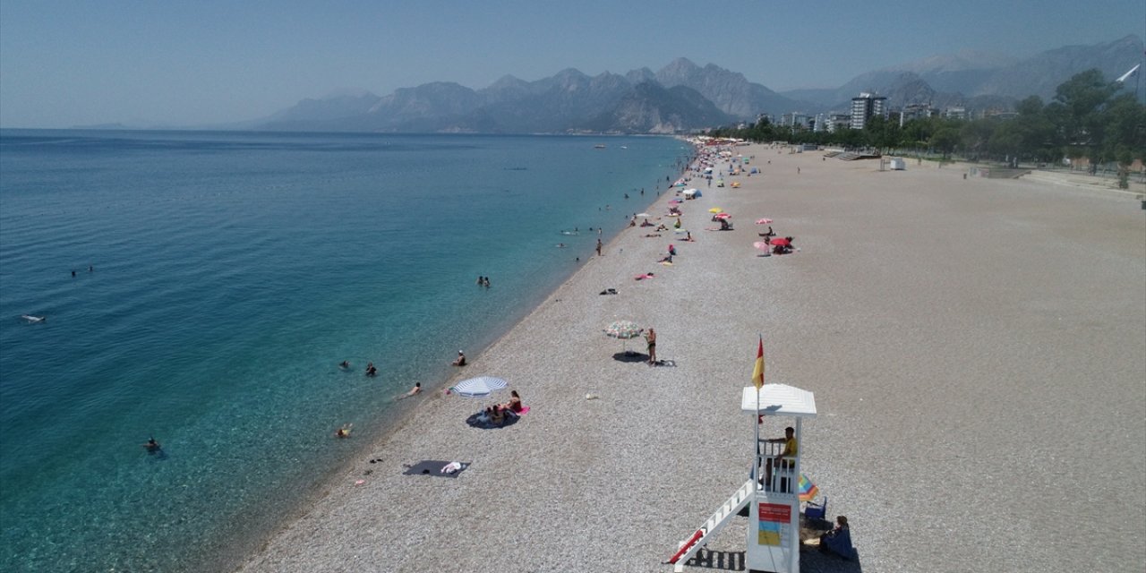 Antalya Sahilleri Yine Serinlemek İsteyenlerle Doldu