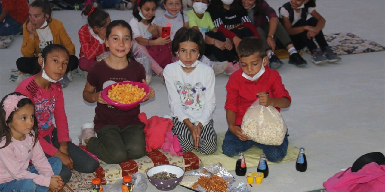 Aksaray'da Köy Okulu Öğrencileri Sinemayla Tanıştı