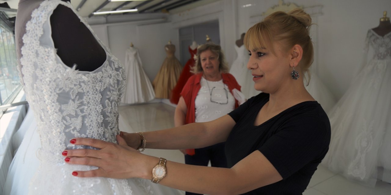 Aksaray'da Dikilen Gelinlikler Avrupa'daki Gurbetçi Genç Kızların Hayallerini Süslüyor