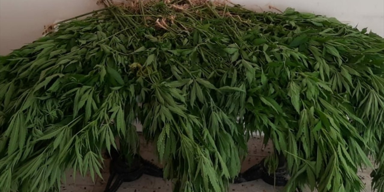 Mersin'de Uyuşturucu Operasyonlarında Yakalanan 8 Kişiden 4'ü Tutuklandı