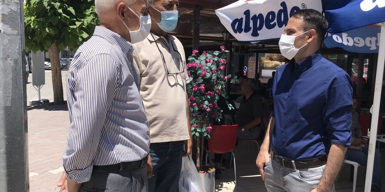 İsveç'te Parti Kuran Konyalı Siyasetçi, Hemşehrilerinden Oy İstemek İçin Memleket Sokaklarında