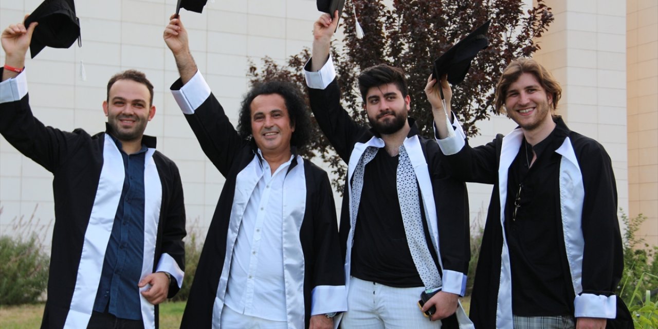 Yeğenine Örnek Olmak İçin 50 Yaşında Üniversiteyi Bitirdi