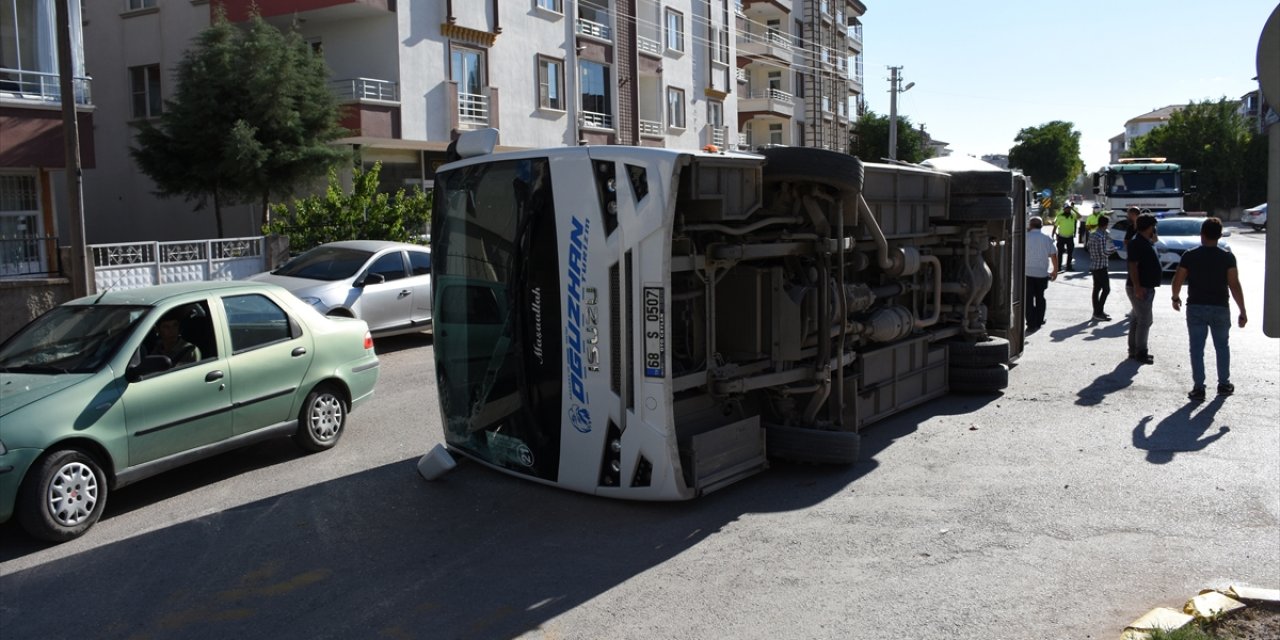 Aksaray'da Minibüsle Otomobil Çarpıştı: 5 Yaralı