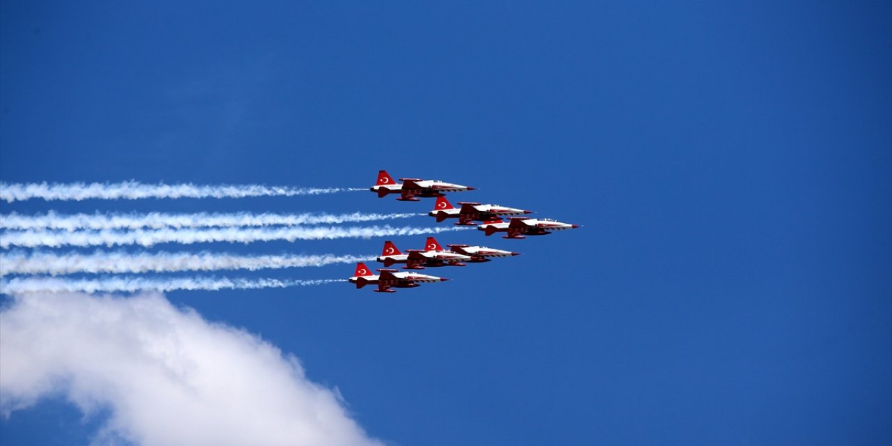 Türk Yıldızları Kayseri'de Gösteri Uçuşu Yaptı