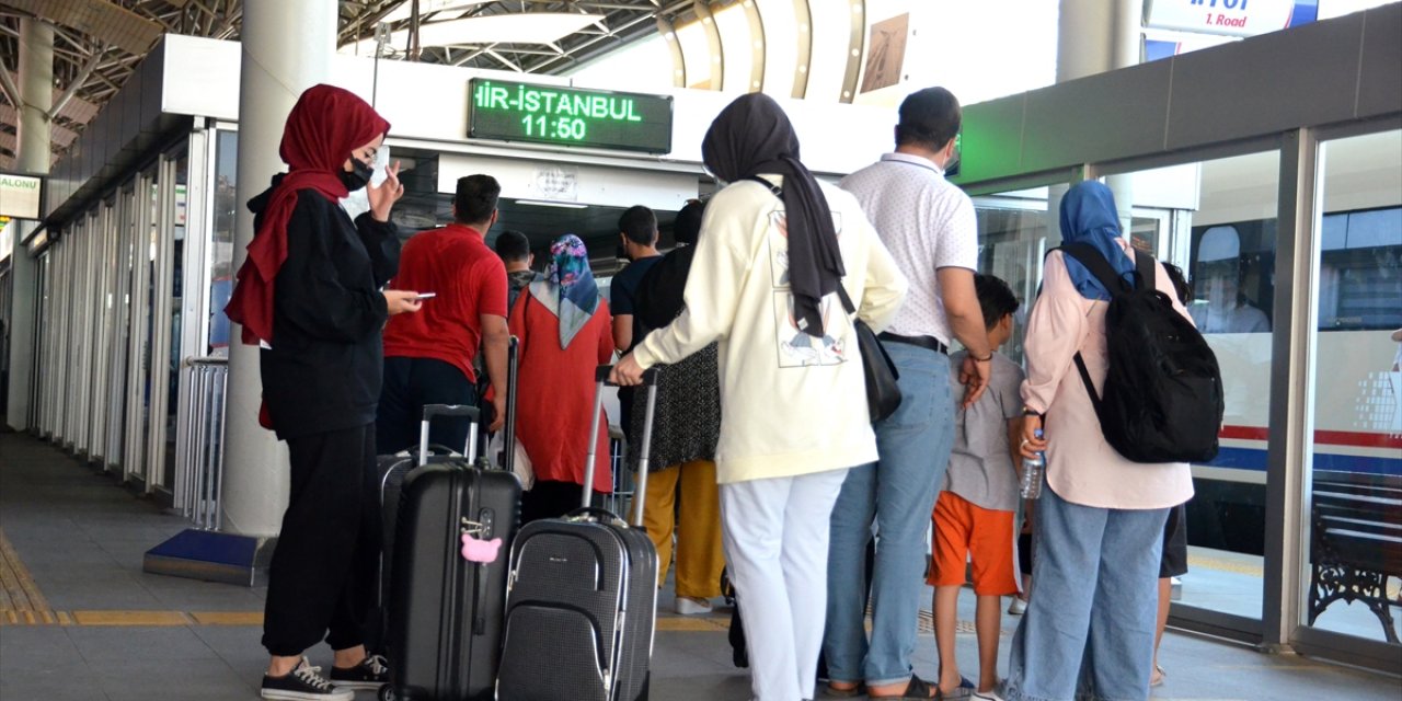 Konya YHT'de Bayram Yoğunluğu Başladı