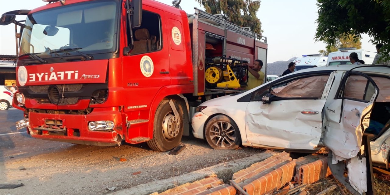 Antalya'da Otomobille İtfaiye Aracı Çarpıştı: 3 Yaralı