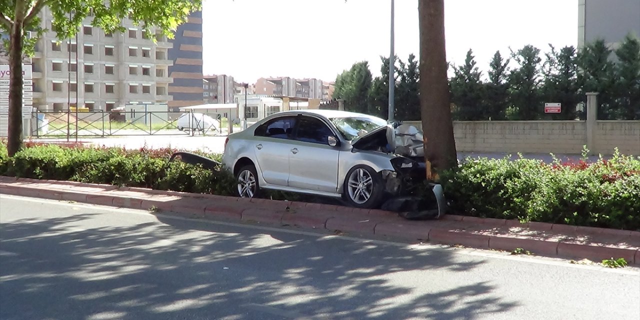 Konya'da Otomobil Ağaca Çarptı: 1 Ölü, 1 Yaralı