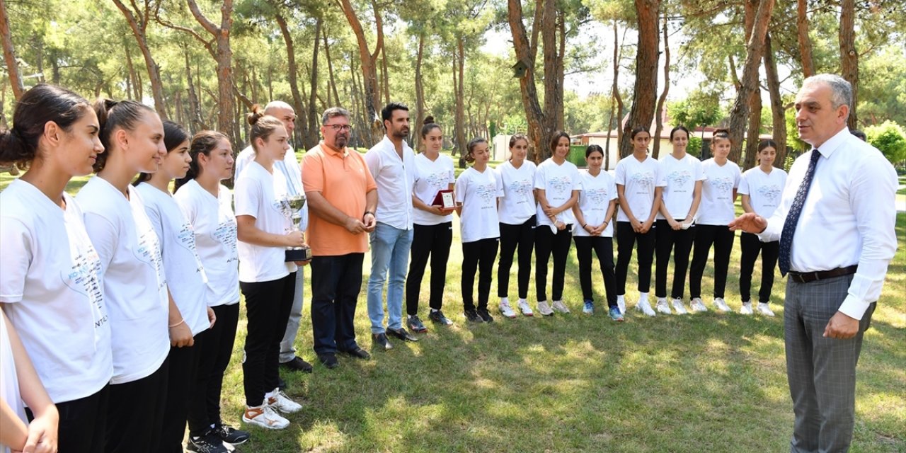 Konyaaltı Belediye Başkanı Semih Esen, Türkiye Şampiyonu Olan Kadın Hentbol Takımını Kutladı