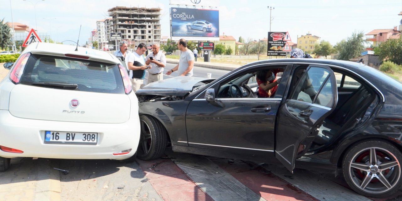 Aksaray'da İki Otomobil Çarpıştı: 6 Yaralı