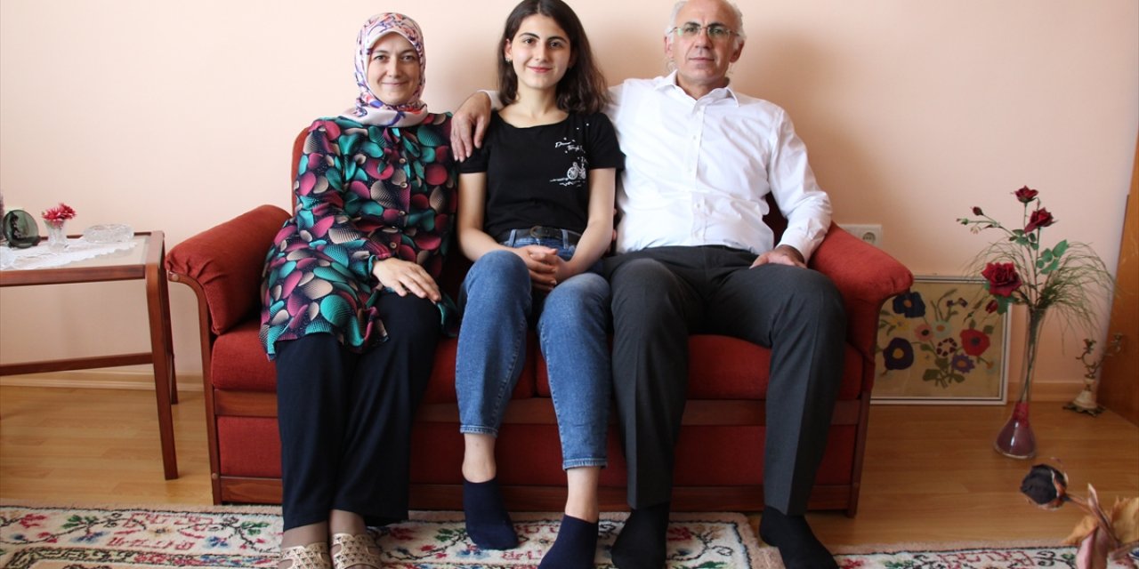 YKS'de AYT Eşit Ağırlık Birincisi Konyalı Melike Demirbağ, Başarıya Nasıl Ulaştığını Anlattı