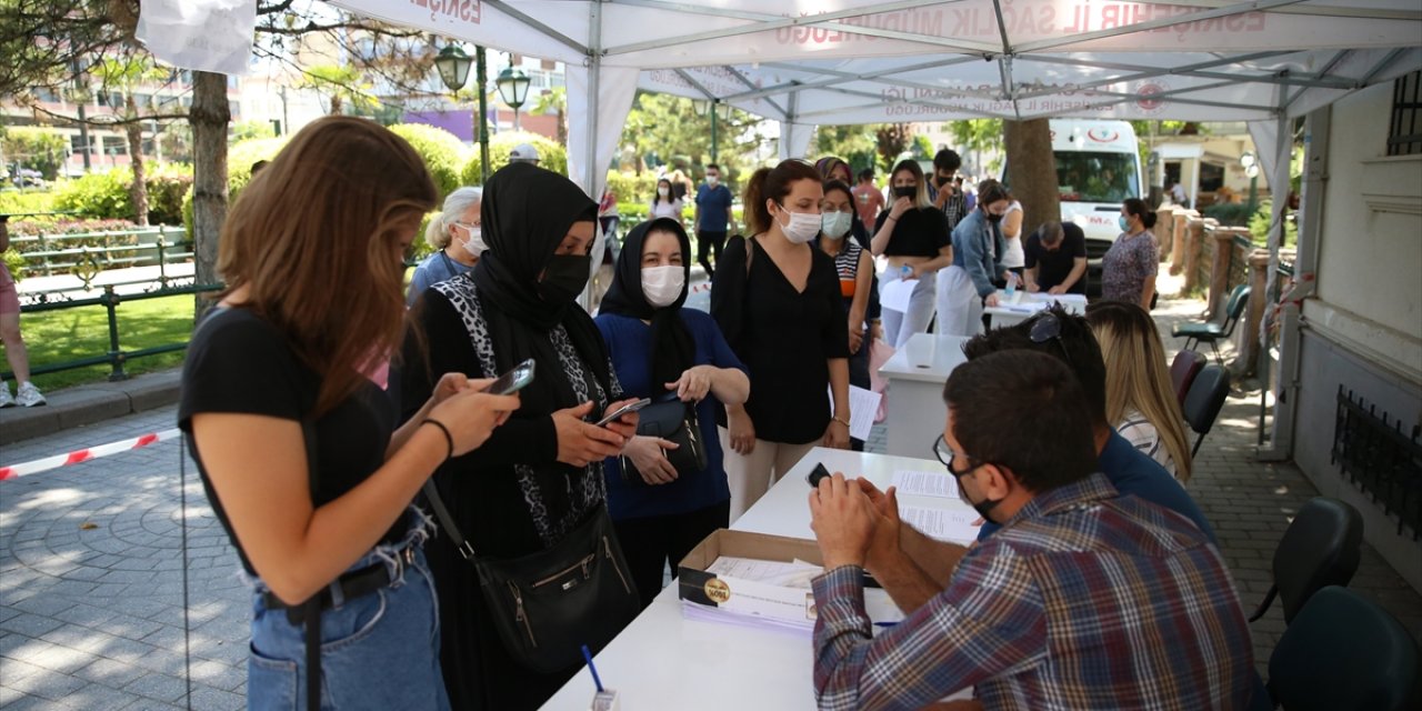 En Az Bir Doz Aşılanma Oranı Yüzde 75'in Üzerine Çıkan Eskişehir'de Aşı Çalışmaları Sürüyor