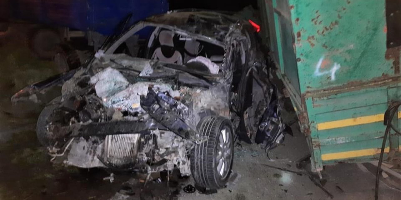 Konya'da Otomobil Traktörün Römorklarına Çarptı: 1 Ölü, 3 Yaralı