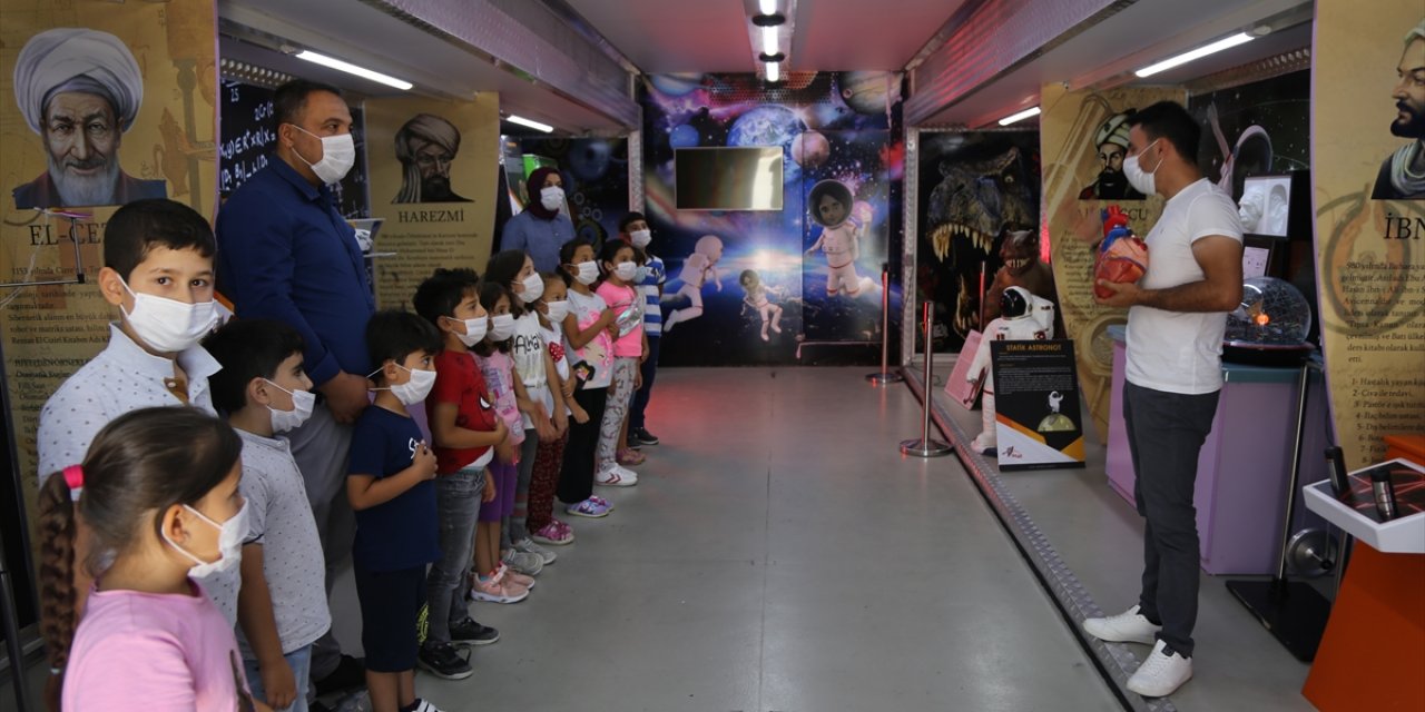 Konya Büyükşehir Belediyesinin Bilim Tırı Halkapınar'a Geldi