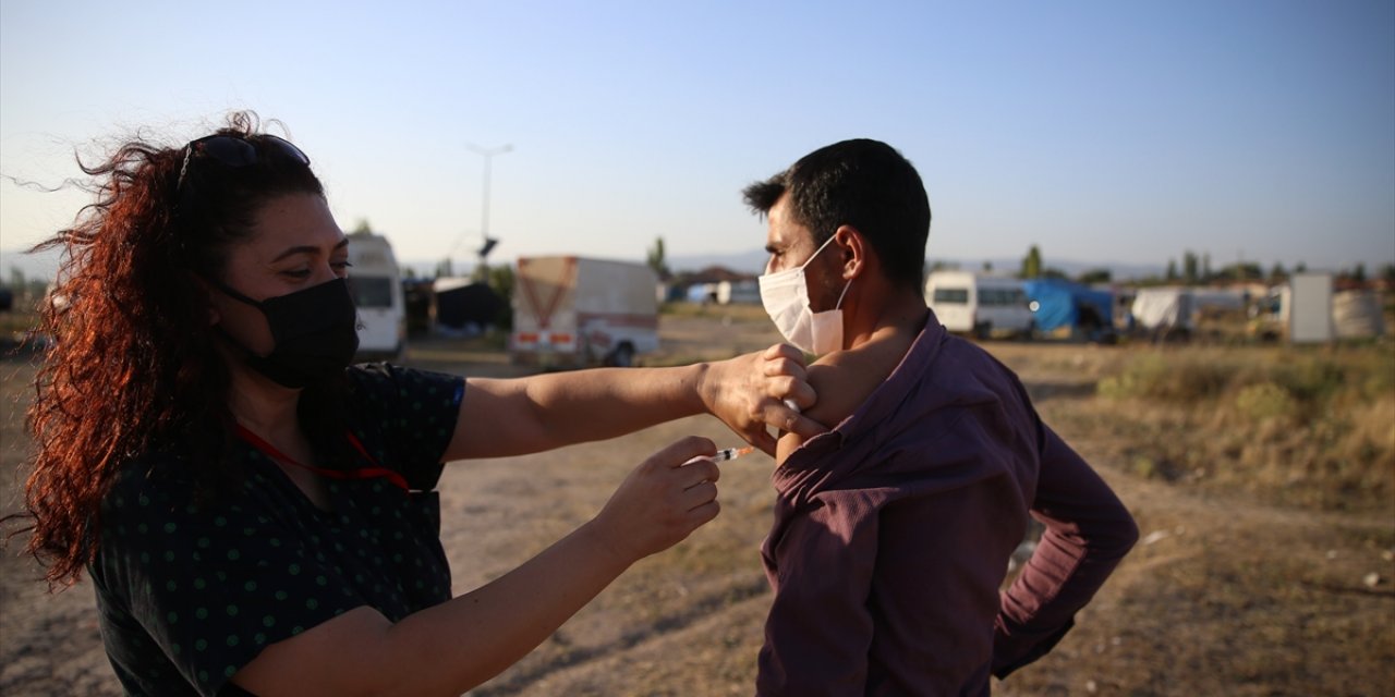Mevsimlik Tarım İşçilerine Çadırlarında Aşı Hizmeti Sürüyor