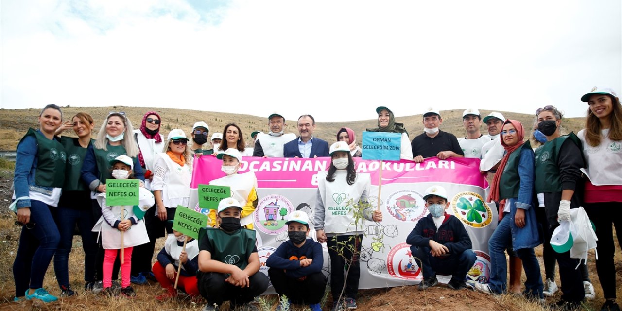 Kayseri'de Anaokulu Öğrencileri 100 Fidanı Toprakla Buluşturdu
