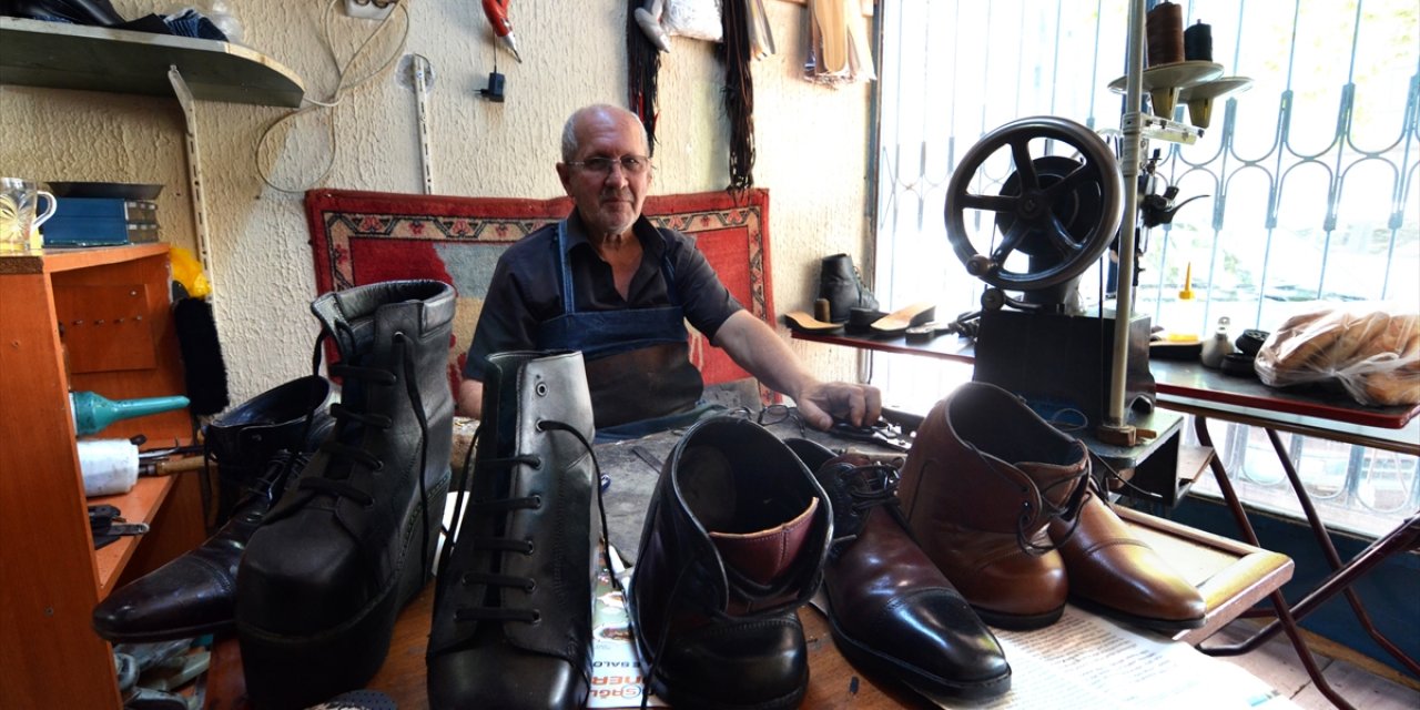 Konyalı Mehmet Usta, 24 Yıldır Kendisi Gibi Yürüme Engelli Olanlara Özel Ayakkabı Üretiyor