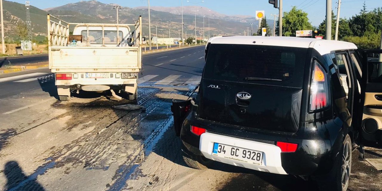 Konya'da Kamyonet İle Otomobilin Kazasında 8 Yaralı Var