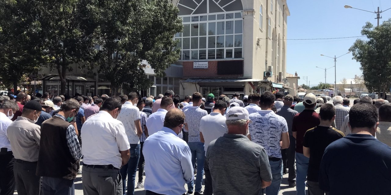 Büyükşen Çifti Cinayetinde "Yardım Ve Yataklık" Suçlamasıyla Tutuklu Olan Mustafa Okşen'in Cenazesi Defnedildi