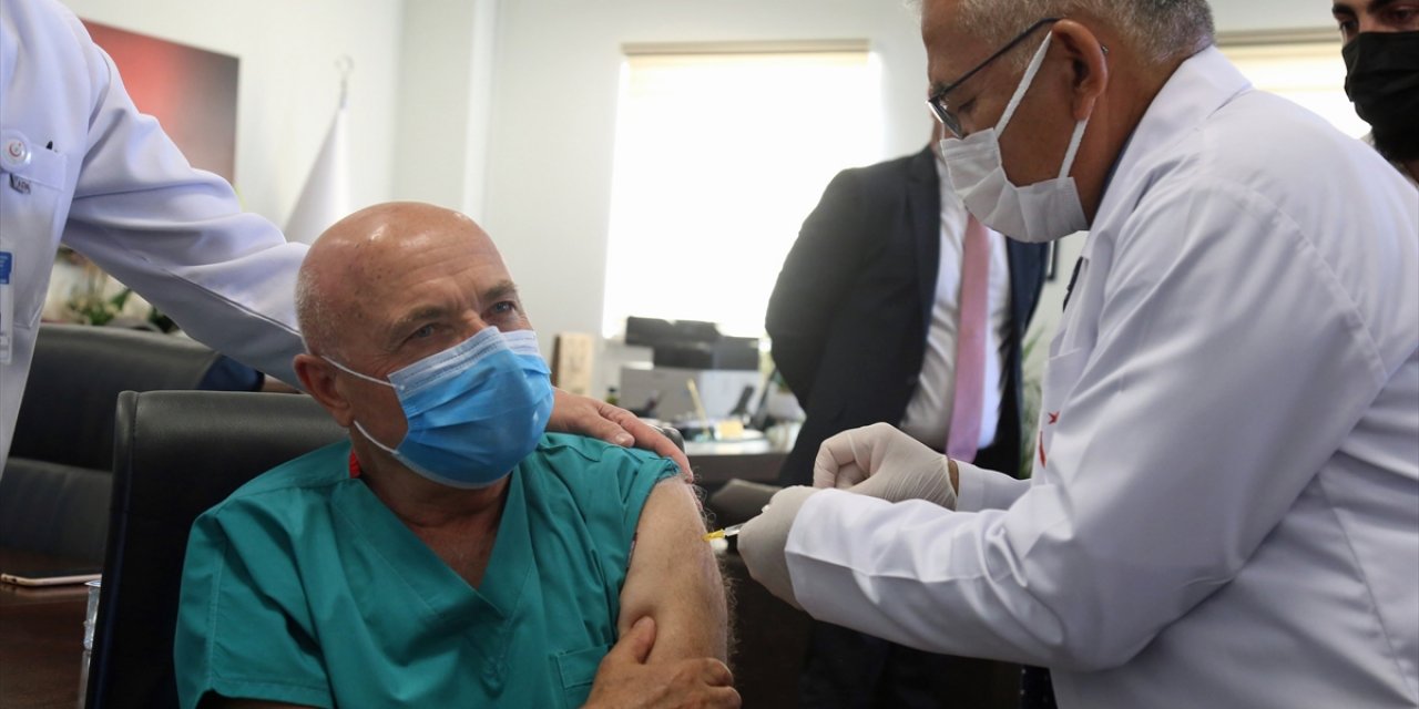 Kayseri'nin Doktor Belediye Başkanı, Doktor Milletvekiline Aşı Yaptı