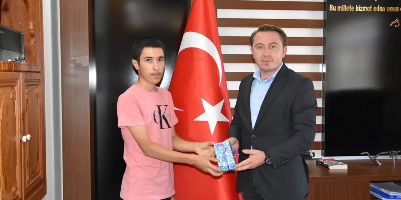 Akseki Kaymakamı Hülür, Yks'de Dereceye Giren Öğrenciyi Ödüllendirdi