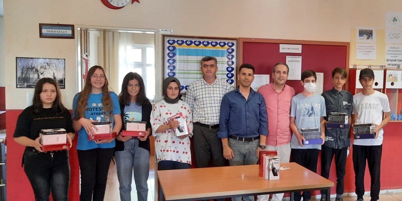 Beyşehir'de Mahalle Muhtarı Maaşıyla Fen Lisesini Kazanan Öğrencileri Ödüllendirdi