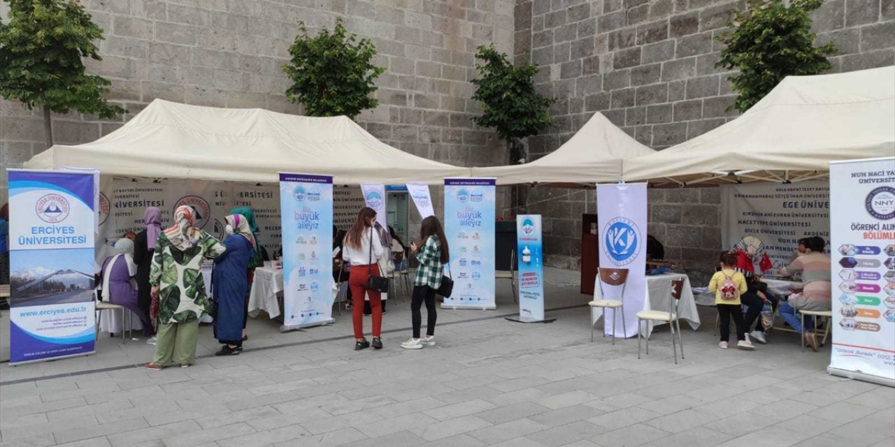 Kayseri'de 1100 Öğrenciye Tercihlerini Doğru Yapmaları İçin Destek Verildi