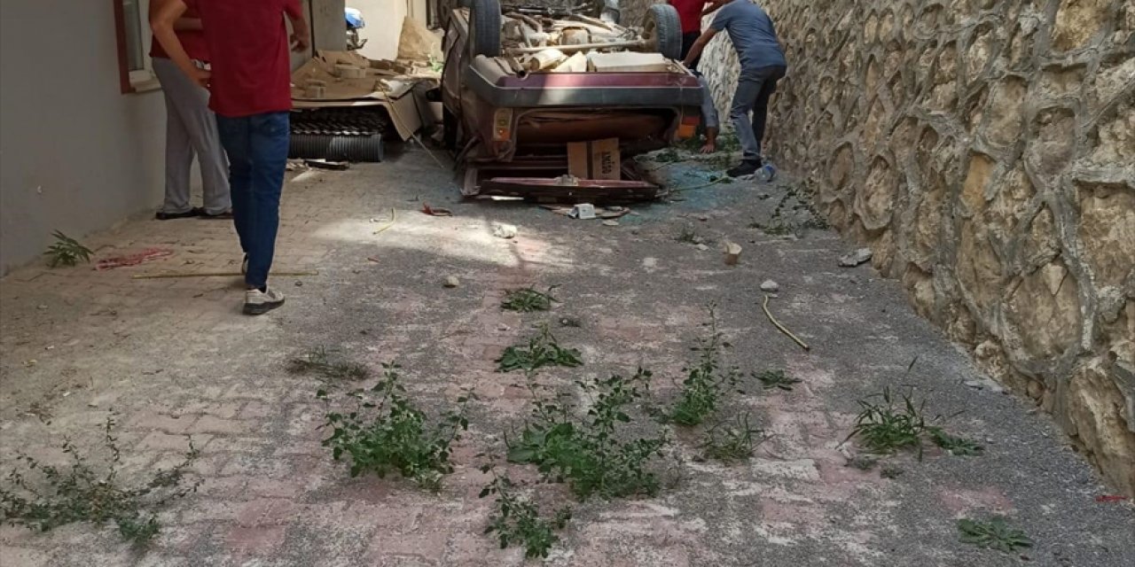 Ermenek'te Park Halindeki Otomobil İstinat Duvarından Düştü
