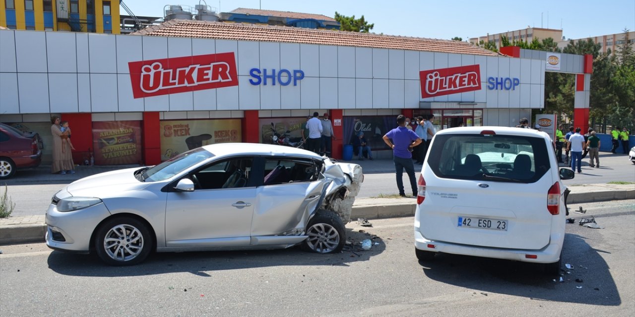 Karaman'da Hafif Ticari Araç Park Halindeki Otomobile Çarptı 1 Yaralı