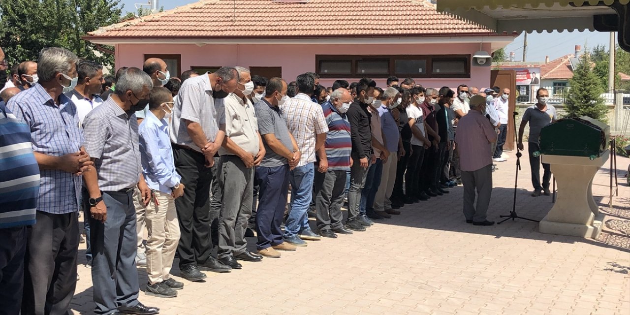 Konya'da Otomobilin Çarptığı 4 Yaşındaki Çocuğun Cenazesi Defnedildi