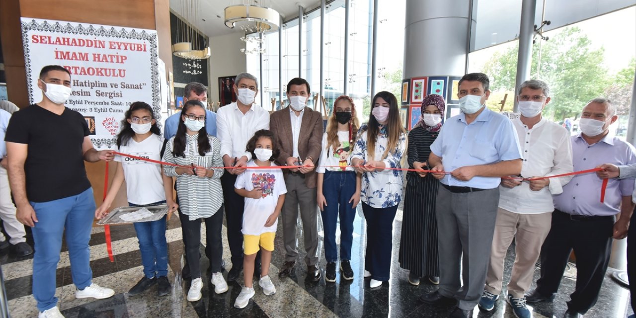 Ortaokulu Öğrencilerinin Resim Sergisi Karatay Belediyesi Hizmet Binasında Açıldı