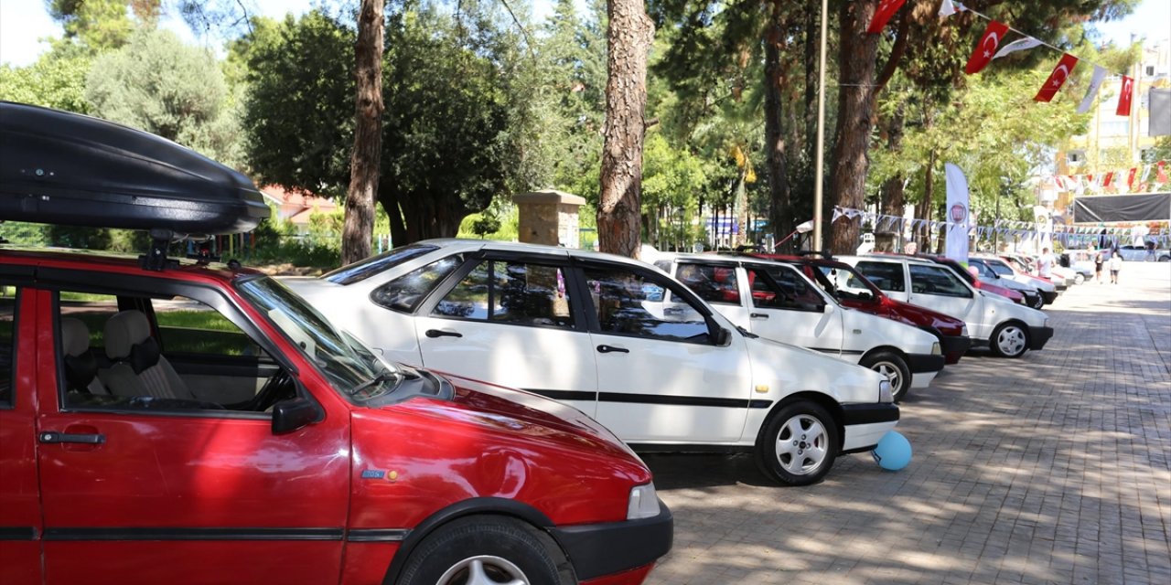 Antalya'da Uno Model Otomobil Tutkunları Bir Araya Geldi