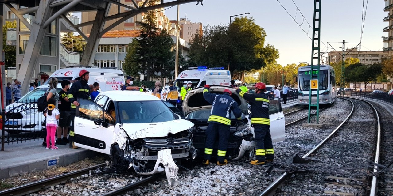 Konya'da Çarpışan 2 Otomobil Tramvay Yoluna Girdi: 4 Yaralı