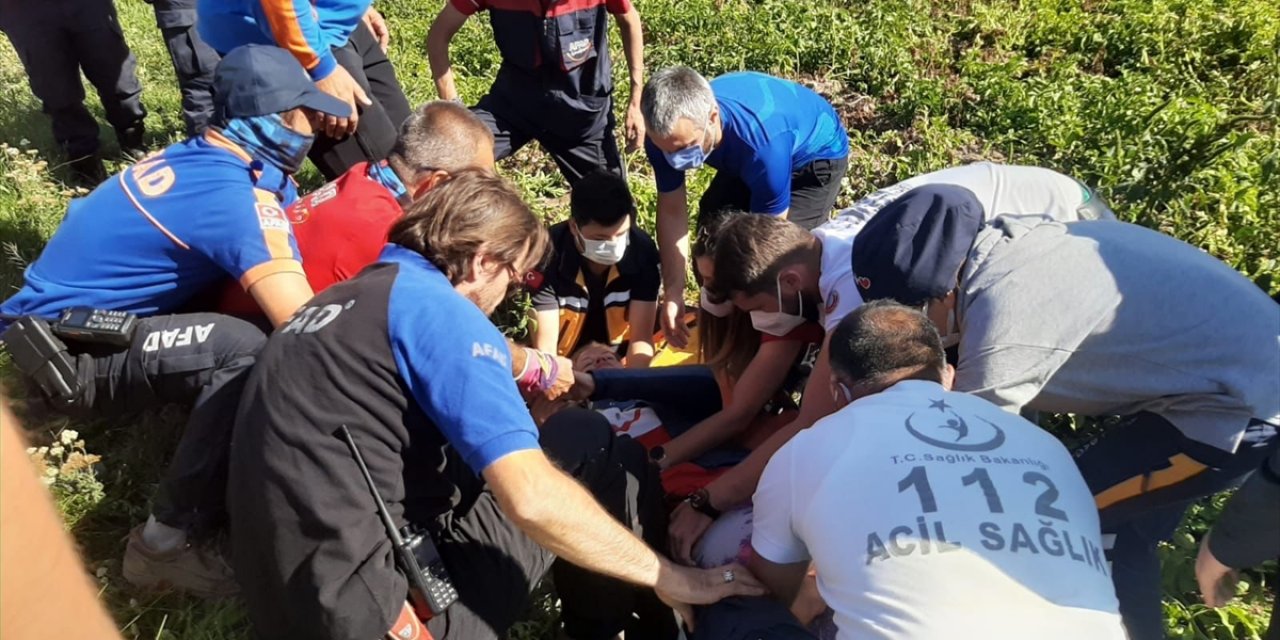 Niğde'de Patates Tarlasına Düşen Paraşütçü Hastaneye Kaldırıldı
