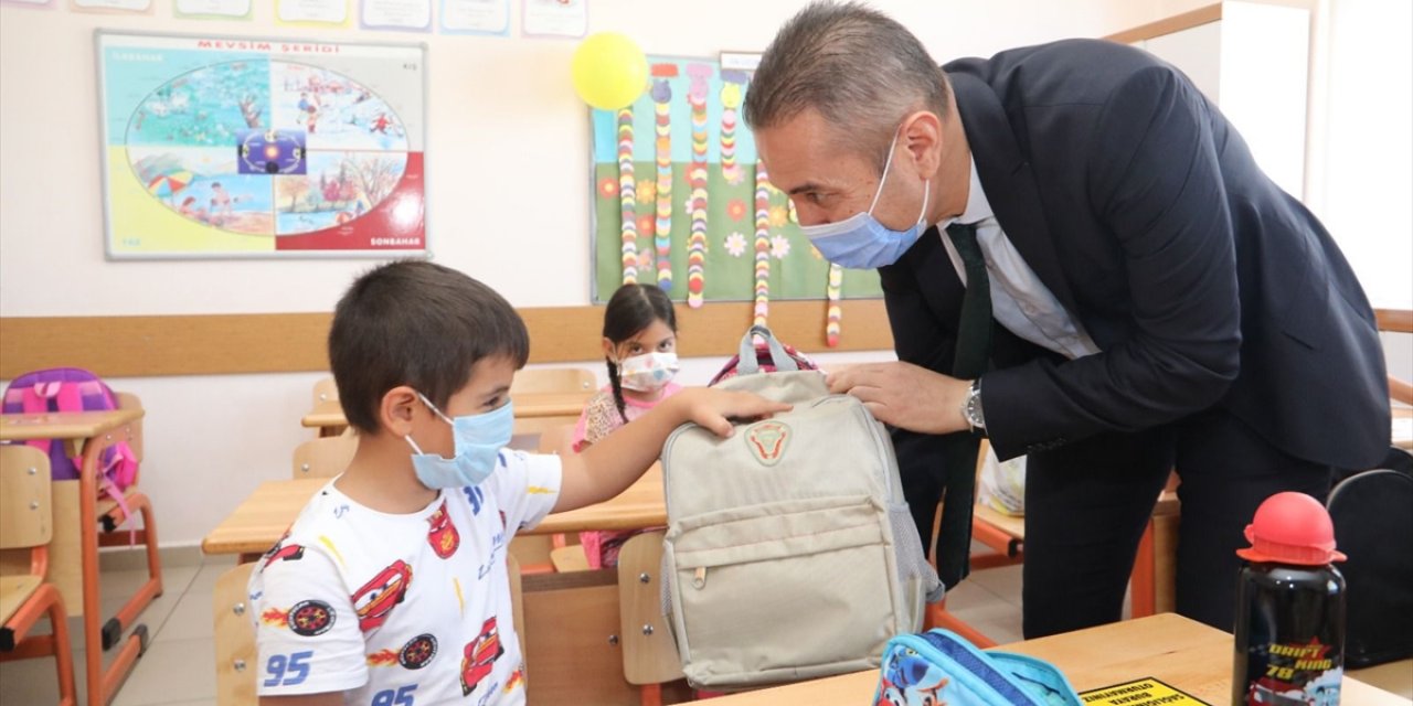Antalya'daki Yangında Zarar Gören Mahallelerdeki 400 Öğrenciye Kırtasiye Yardımı