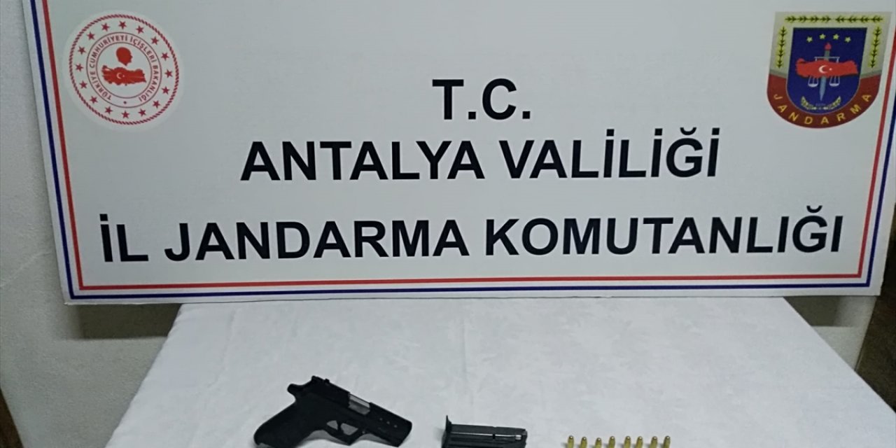 Antalya'da Trafik Kontrolünde Tabanca Ele Geçirildi
